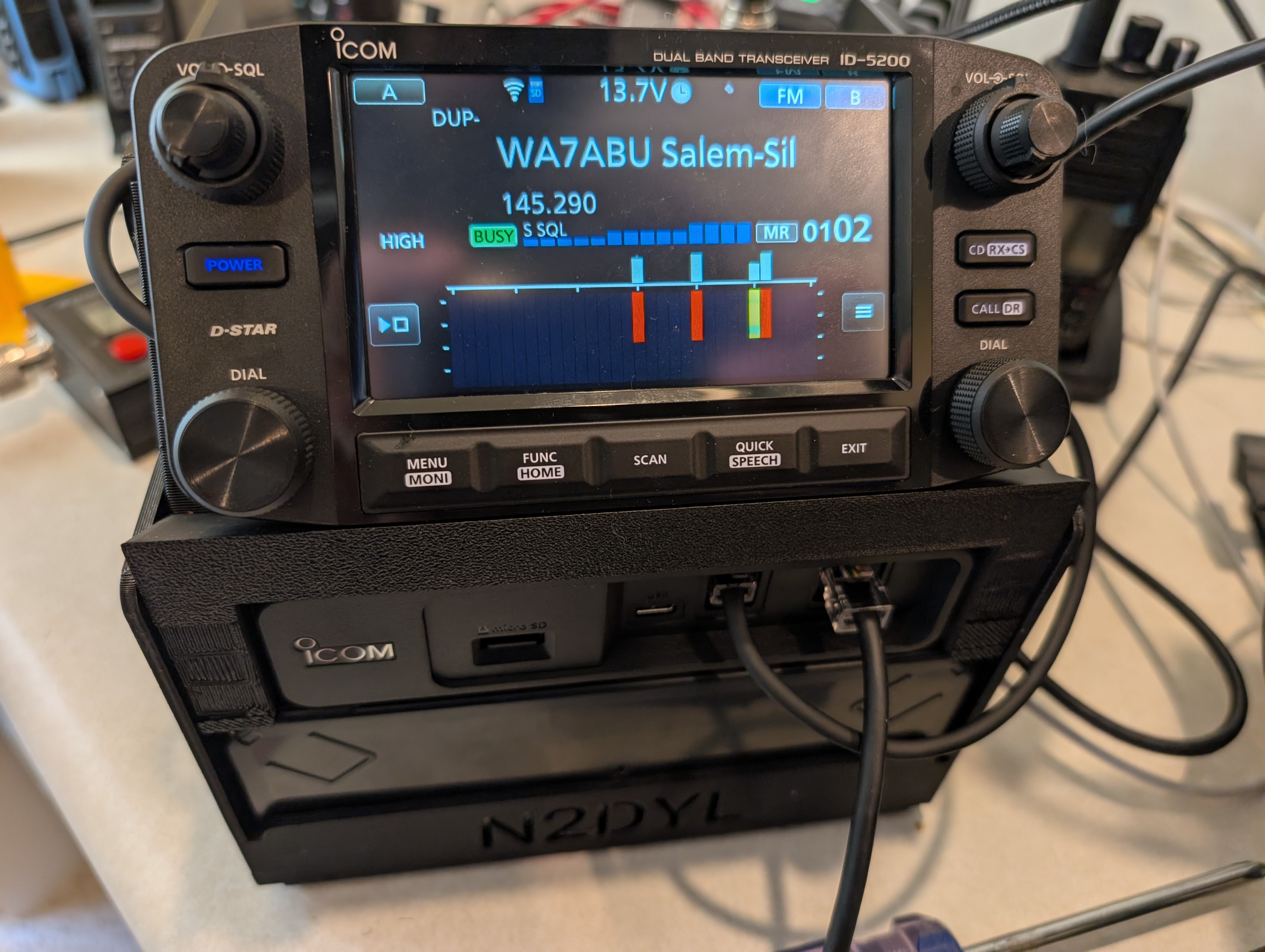 An ICOM ID-5200 showing off it's memory based scope mode