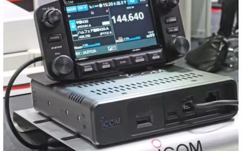 A picture of the new ICOM ID-5200