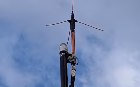 A picture of RealRadioReviews.com build of an RHS Starduster UHF + GMRS antenna